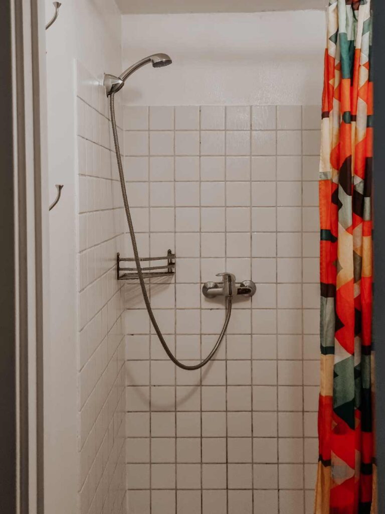 treehouse-hostel-riga-bathroom