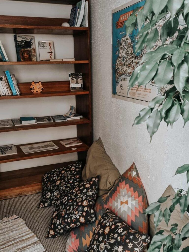 treehouse-hostel-riga-books