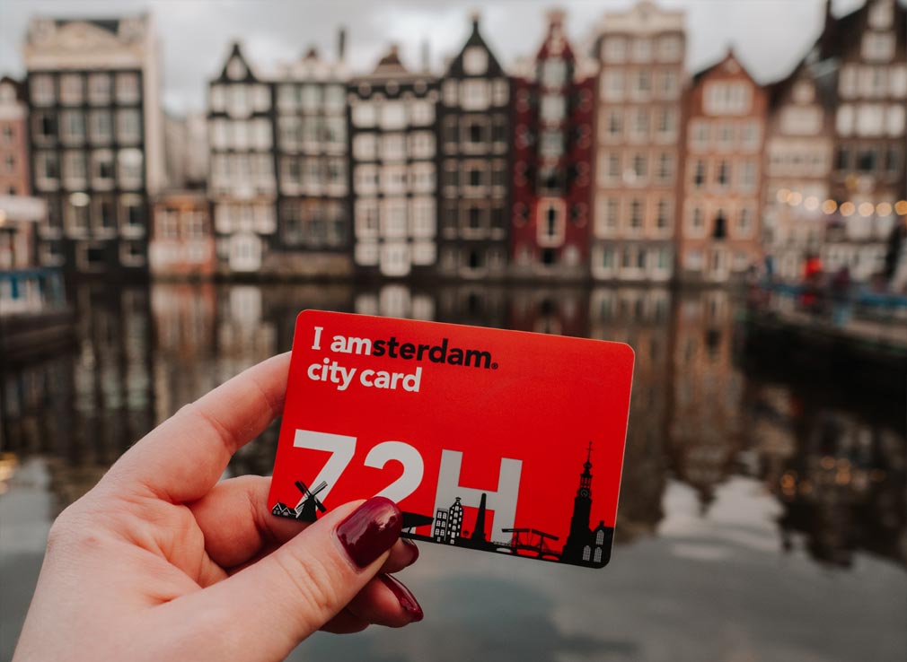 Iamsterdam City Card in front of the Damrak