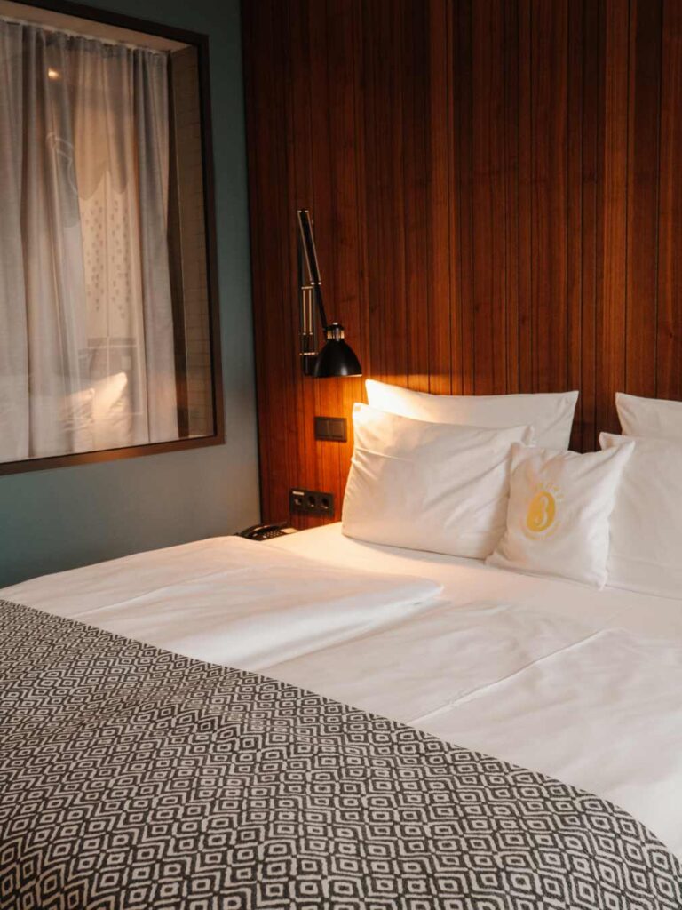 Cosy bed at Pierdrei Hotel Hafencity in Hamburg.